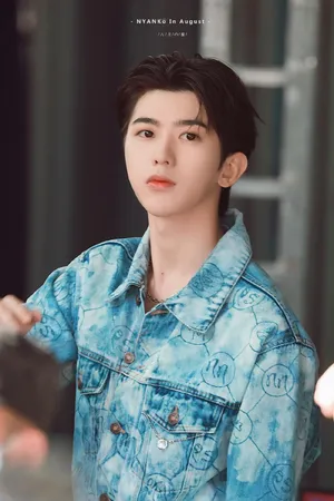 蔡徐坤帅气蓝色牛仔服青春洋溢帅照图片第4张