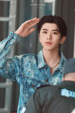 蔡徐坤帅气蓝色牛仔服青春洋溢帅照图片第5张