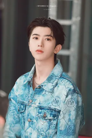 蔡徐坤帅气蓝色牛仔服青春洋溢帅照图片_7