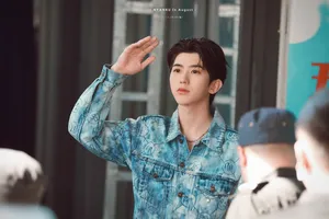 蔡徐坤帅气蓝色牛仔服青春洋溢帅照图片第8张