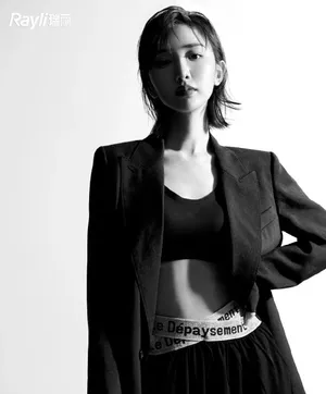 毛晓彤性感红裙写真图片