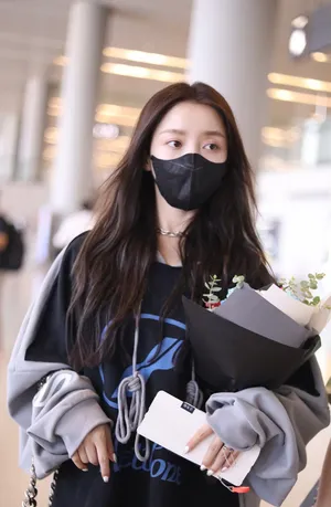 姜贞羽潮酷连帽卫衣秀美腿帅气迷人机场照图片