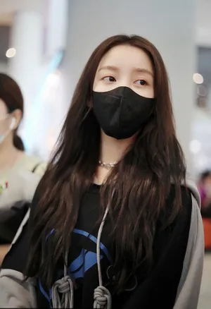 姜贞羽潮酷连帽卫衣秀美腿帅气迷人机场照图片_3