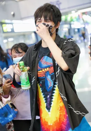 大张伟豹纹口罩潮T黑色衬衫嘻哈十足机场照图片_1