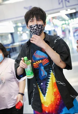 大张伟豹纹口罩潮T黑色衬衫嘻哈十足机场照图片_1