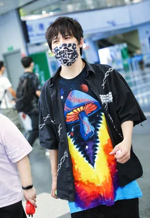 大张伟豹纹口罩潮T黑色衬衫嘻哈十足机场照图片_2
