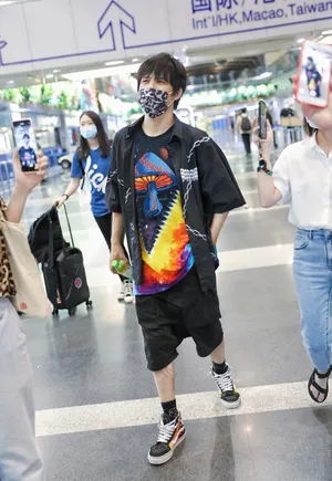 大张伟豹纹口罩潮T黑色衬衫嘻哈十足机场照图片_4