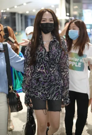 孟佳豹纹衬衫紧身热裤秀美腿机场照图片