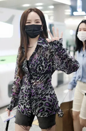 孟佳豹纹衬衫紧身热裤秀美腿机场照图片_2