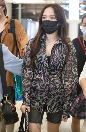 孟佳豹纹衬衫紧身热裤秀美腿机场照图片_3