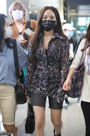 孟佳豹纹衬衫紧身热裤秀美腿机场照图片_4