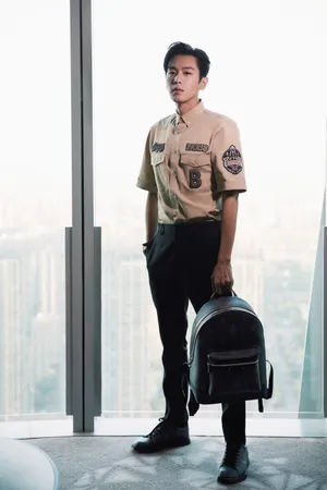 张若昀工装服帅气写真图片