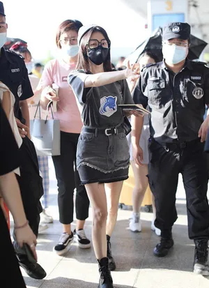 秦岚素颜搭机笑眼弯甜美可爱机场照图片