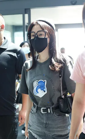 秦岚素颜搭机笑眼弯甜美可爱机场照图片_2