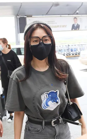 秦岚素颜搭机笑眼弯甜美可爱机场照图片_3