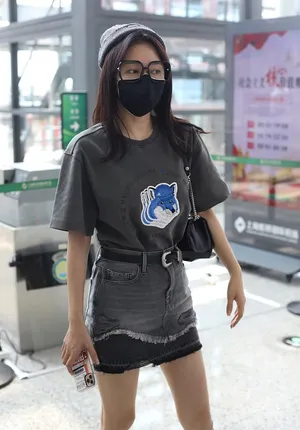 秦岚素颜搭机笑眼弯甜美可爱机场照图片_4