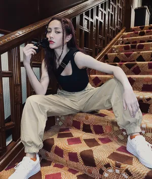 谢可寅帅气黑色背心束腿裤炫酷自拍图片