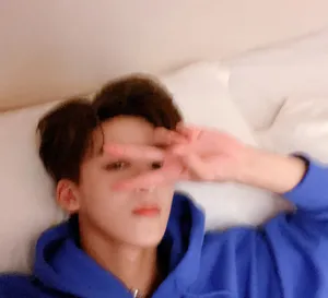 何洛洛超帅紫色卫衣躺姿剪刀手自拍图片_4