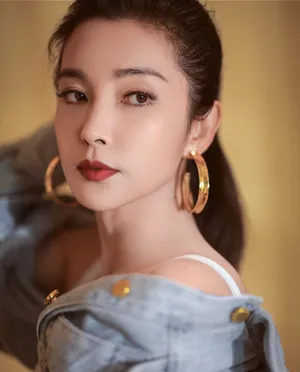 李冰冰马尾元气满满性感牛仔套装写真图片