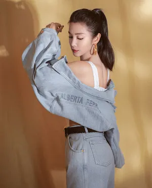 李冰冰马尾元气满满性感牛仔套装写真图片