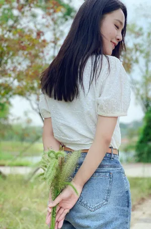 张佳宁白T清新甜美写真图片