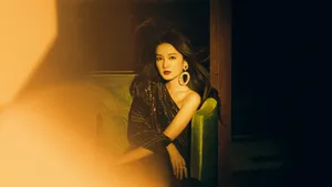 李沁斜肩礼服性感写真图片