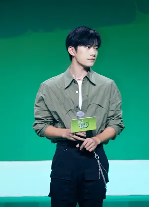 易烊千玺酷飒随性写真图片第11张