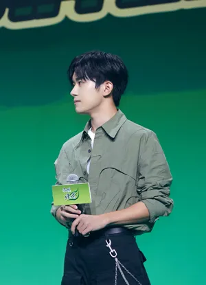 易烊千玺酷飒随性写真图片_12