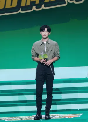 易烊千玺酷飒随性写真图片_13