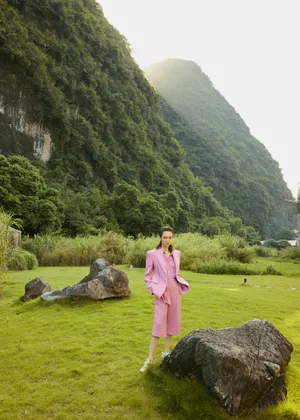 戚薇粉色西装性感写真图片_9