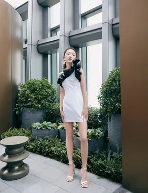 周冬雨斜肩裙性感写真图片_5