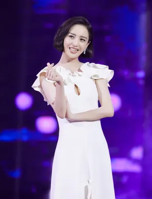 佟丽娅甜美优雅活动照图片