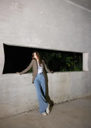 戚薇甜酷飒美光影写真图片_2