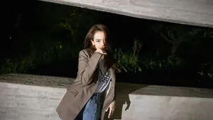 戚薇甜酷飒美光影写真图片_3