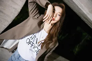 戚薇甜酷飒美光影写真图片_5
