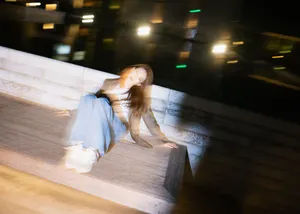 戚薇甜酷飒美光影写真图片_7