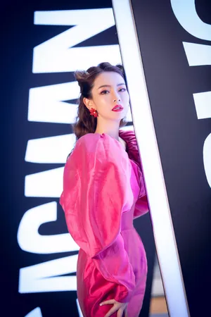 戚薇粉色礼裙性感优雅写真图片