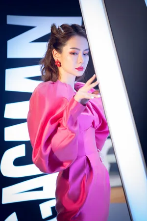 戚薇粉色礼裙性感优雅写真图片_3