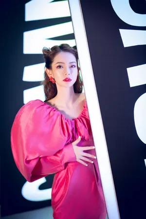 戚薇粉色礼裙性感优雅写真图片_5