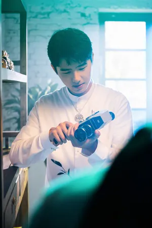 刘昊然俊朗清新早秋写真图片_3