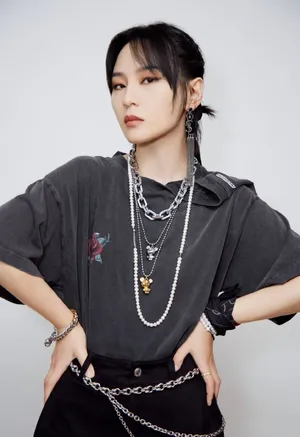 周笔畅蝴蝶结绑尾造型时尚写真_3