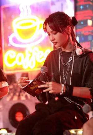 周笔畅蝴蝶结绑尾造型时尚写真第5张