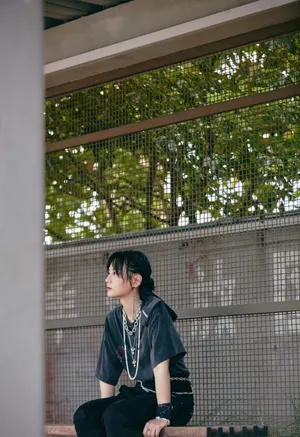 周笔畅蝴蝶结绑尾造型时尚写真_6