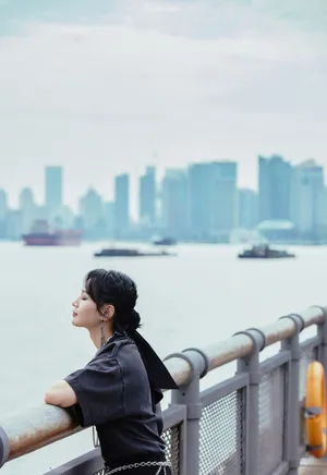 周笔畅蝴蝶结绑尾造型时尚写真_7