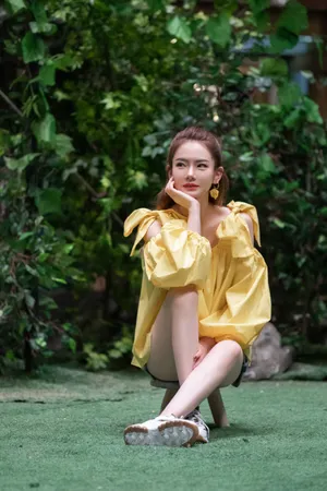 戚薇蝴蝶结小黄衣综艺剧照图片_3