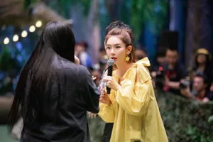 戚薇蝴蝶结小黄衣综艺剧照图片_5