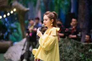 戚薇蝴蝶结小黄衣综艺剧照图片_6