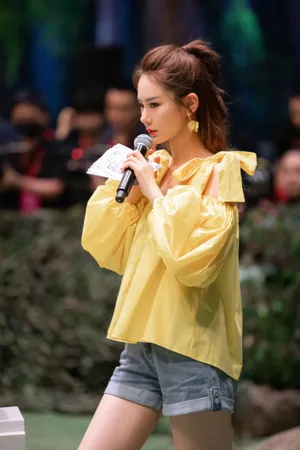 戚薇蝴蝶结小黄衣综艺剧照图片_8