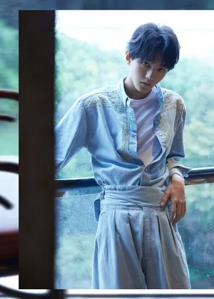 王俊凯浅蓝牛仔装清新写真图片第5张