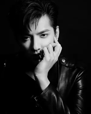 吴亦凡黑色皮衣写真图片_5